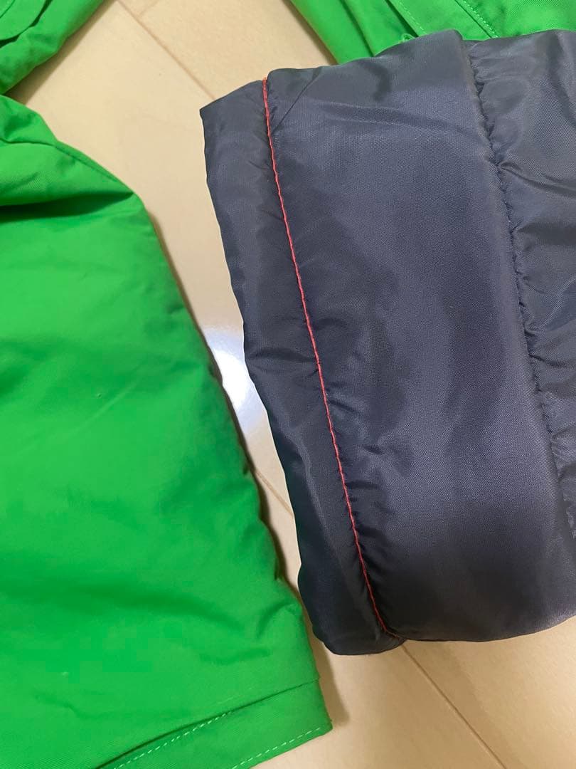 バートン　キッズ　迷彩フード付きウェアと緑色パンツセット