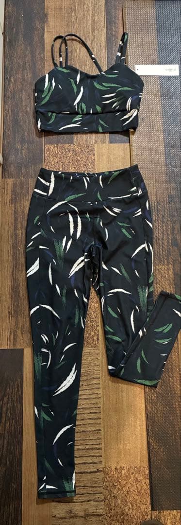 極美　emmi yoga エミヨガ　ヨガウェア　フェザー柄　ダークダークネイビー