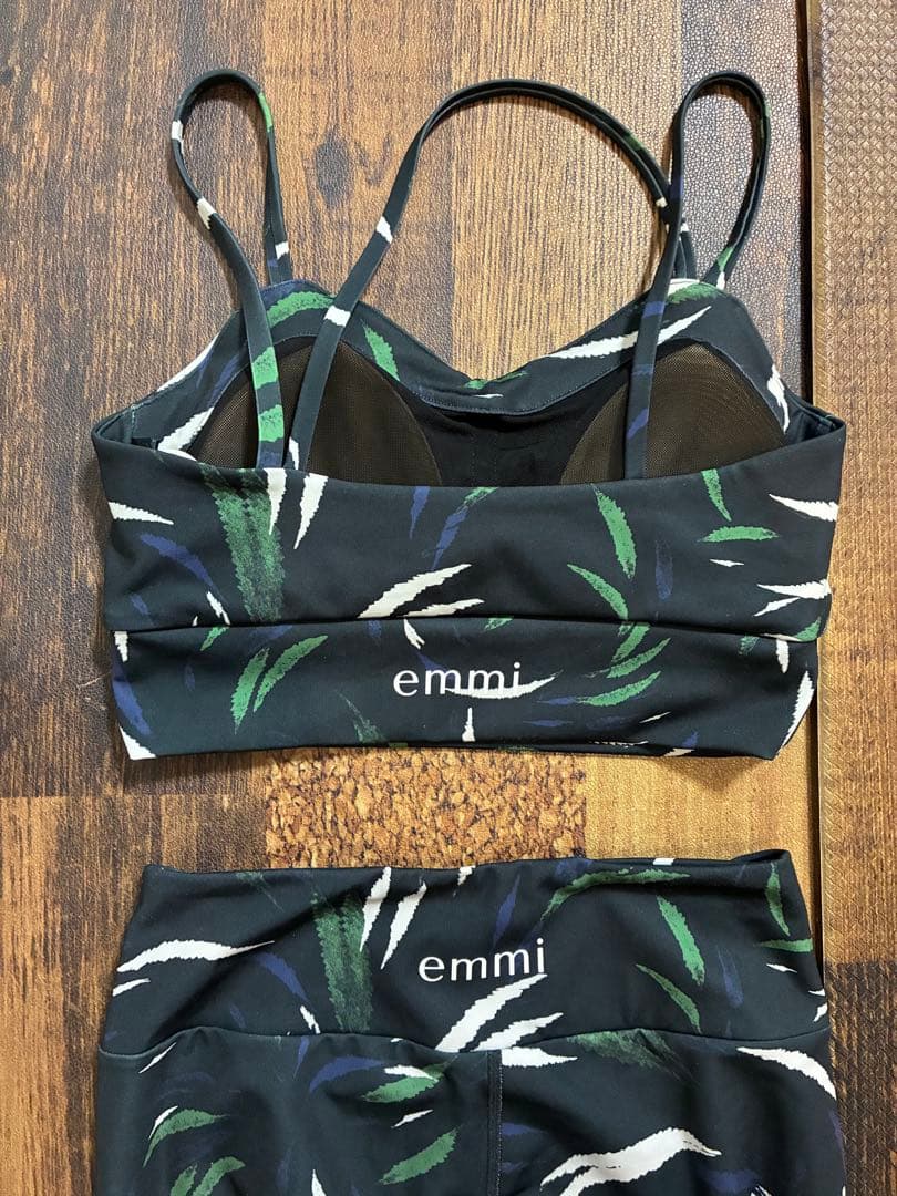 極美　emmi yoga エミヨガ　ヨガウェア　フェザー柄　ダークダークネイビー