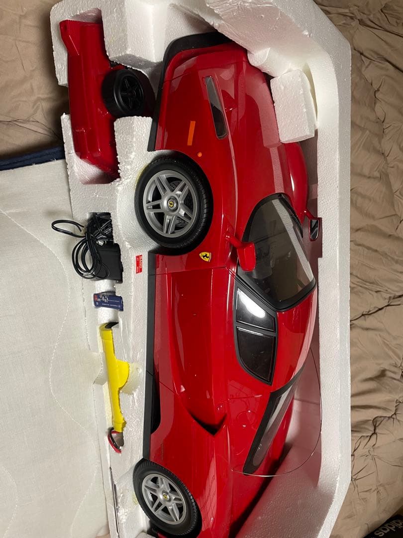 ヨッシーバロボア 　1/7スケールのFerrari Enzo 新品　動作確