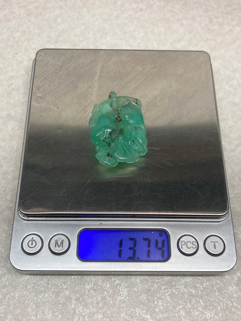 希少 アンティーク 天然翡翠 本翡翠 特殊黒入り 透かし彫り ペンダントトップ