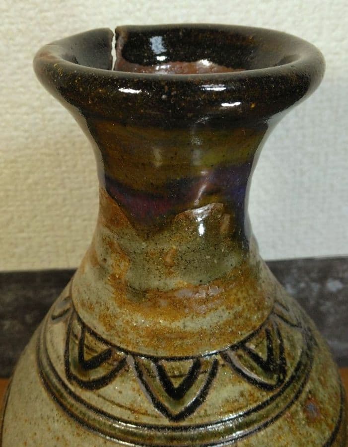 人間国宝 金城次郎 魚紋花瓶 栞 共箱 壷屋焼 やちむん 魚6匹彫文 蓮弁彫文