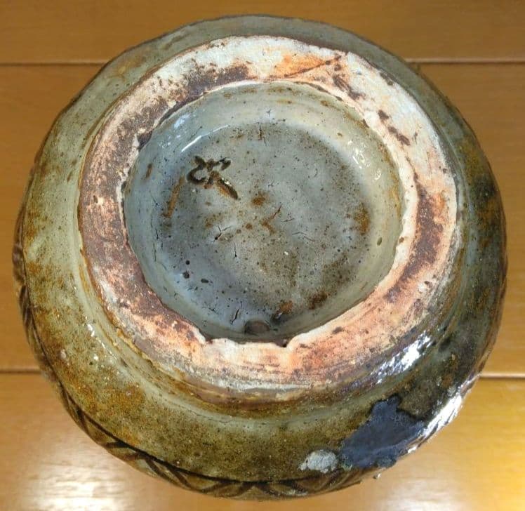 人間国宝 金城次郎 魚紋花瓶 栞 共箱 壷屋焼 やちむん 魚6匹彫文 蓮弁彫文