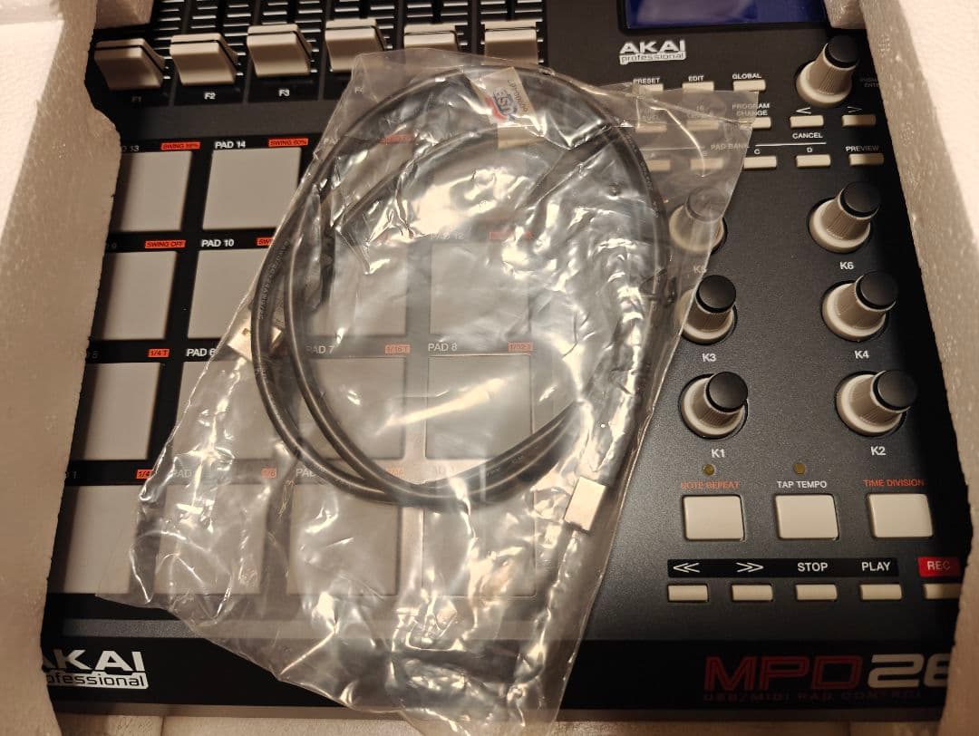 AKAI MPD26 MIDIパッドコントローラー