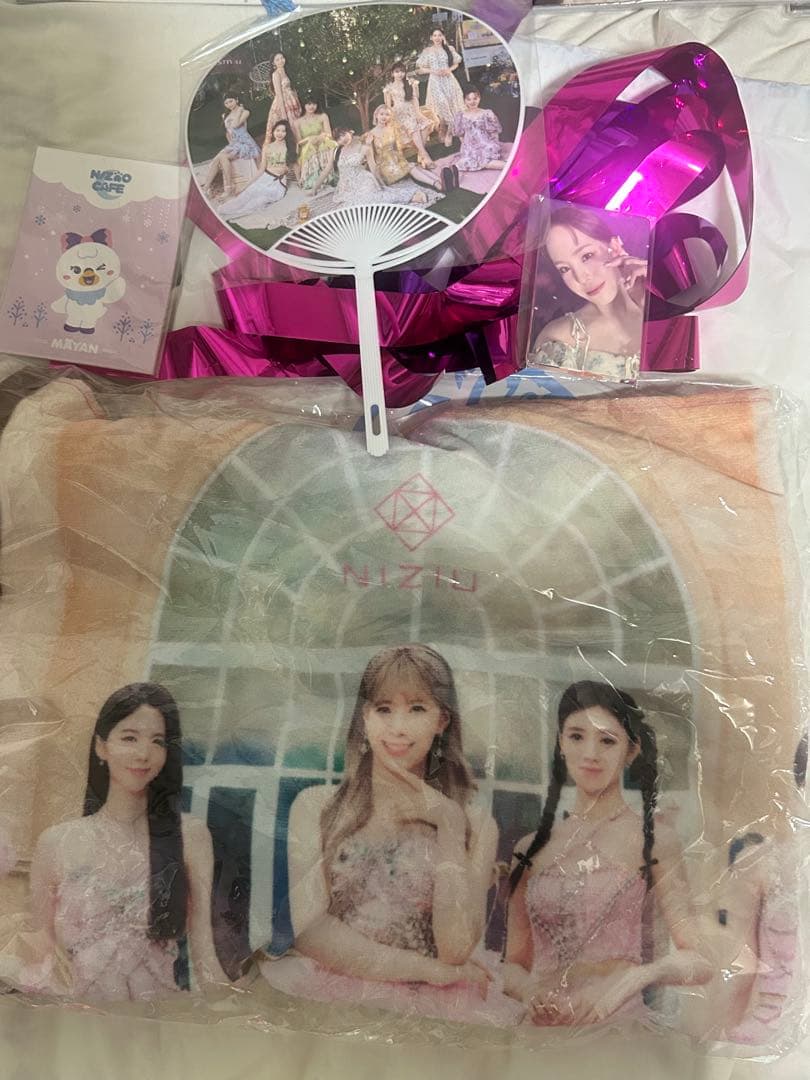 NiziUグッズ　まとめ売り　アヤカ缶バッチ　ANOグッズ　うちわ　　銀テ