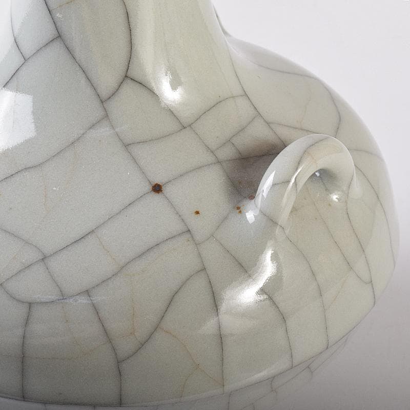 中国　大清乾隆年製款　哥窯　白磁　金糸鉄線　氷裂文　三足瓶　M　7993E