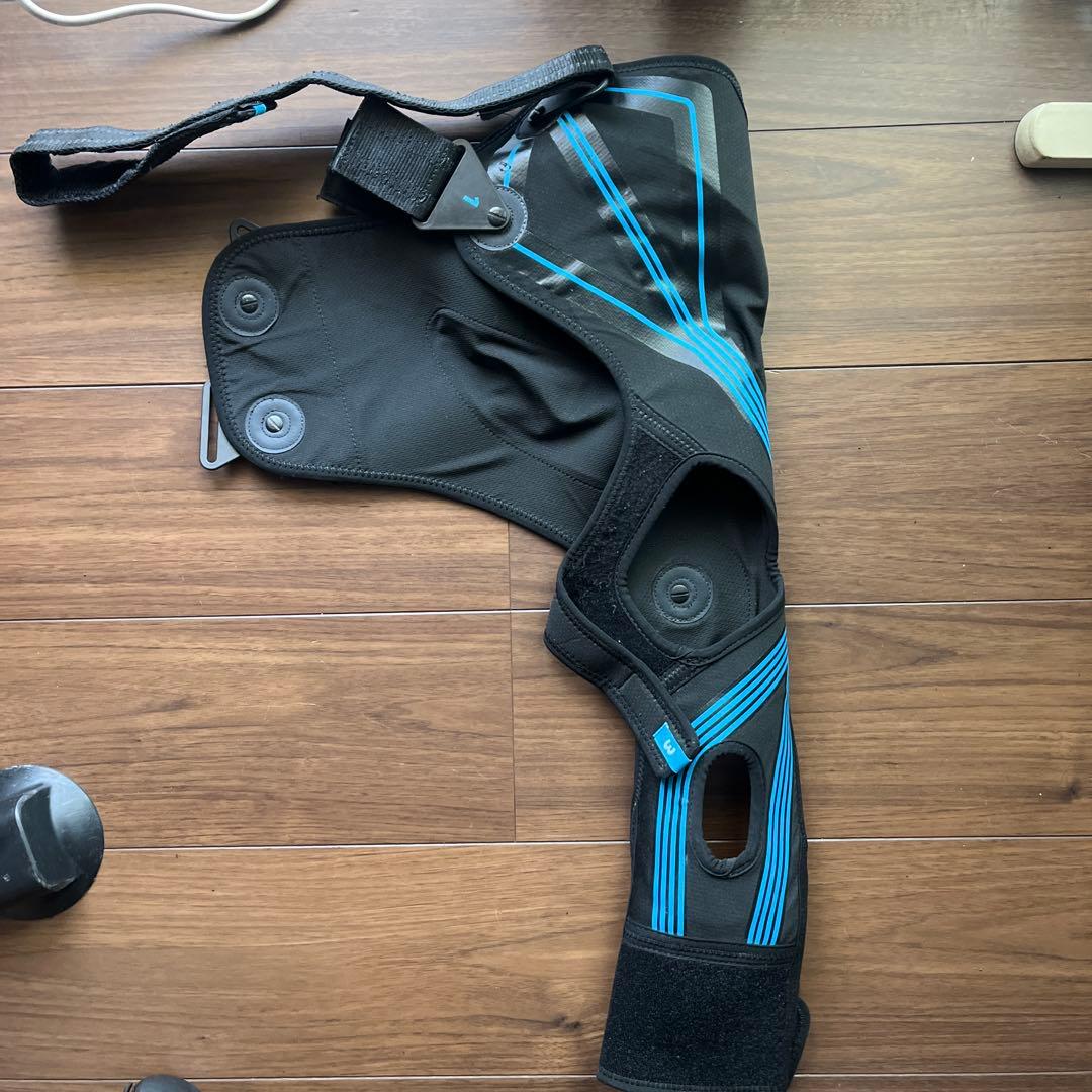 Kinetic サポーター ブラック/ブルー フリーサイズ