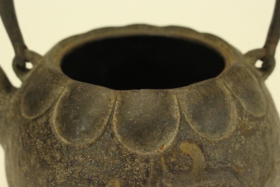 有山金生堂造 丸形 輪花 鉄瓶 在銘 時代物(A924)