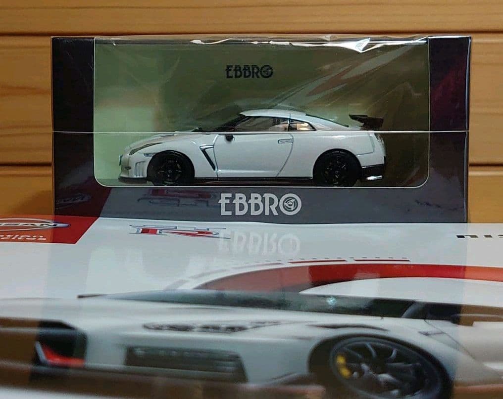 エブロEBBRO 日産NISSAN GT-R NISMO 1/43 ホワイト