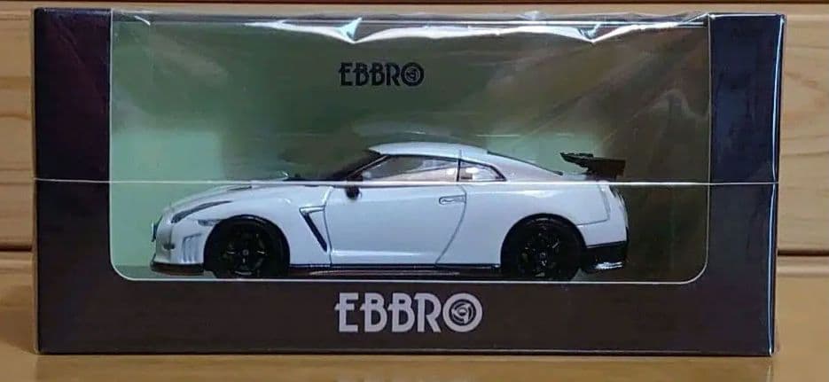 エブロEBBRO 日産NISSAN GT-R NISMO 1/43 ホワイト