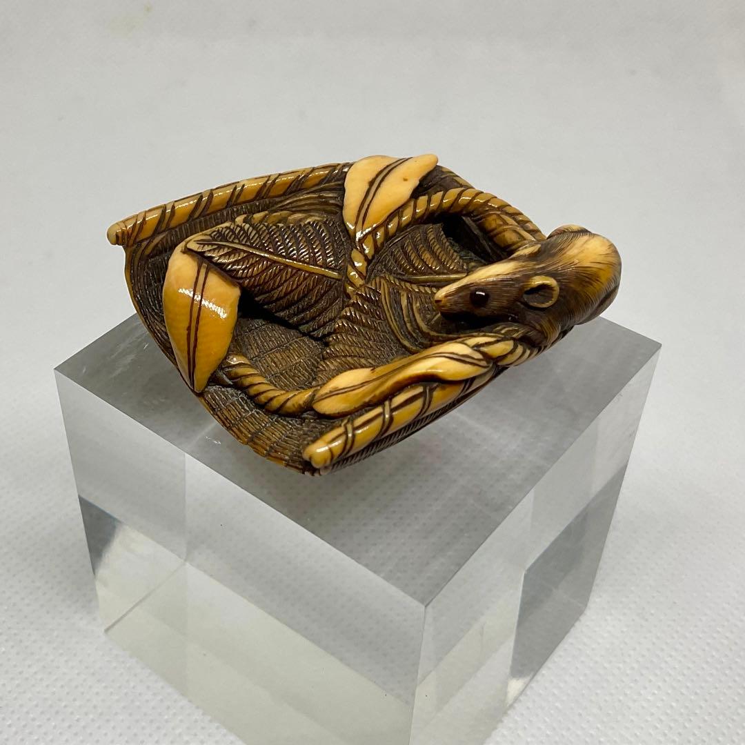 手箕に鼠根付　精密細工