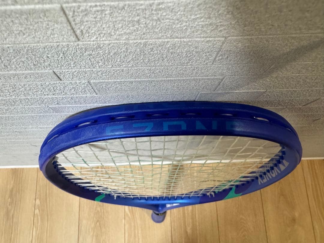 【美品】最新モデルYONEX EZONE100 テニスラケット グリップ2