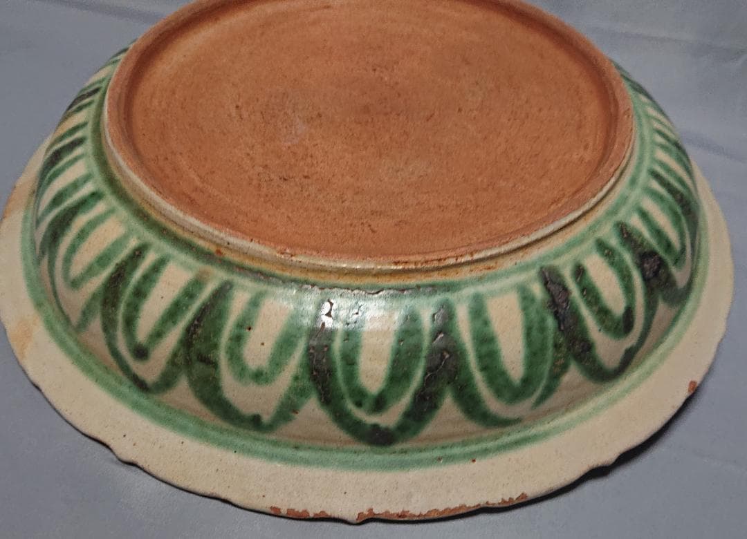 コレクター収集　ミャンマー　白濁緑釉　絵草花文　輪花大皿　15～16世紀