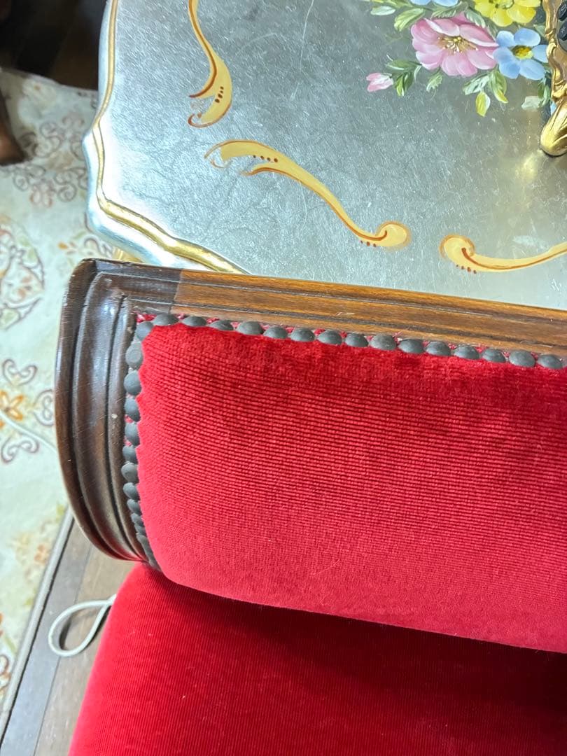 貓脚 クラシック 赤い布張りソファ