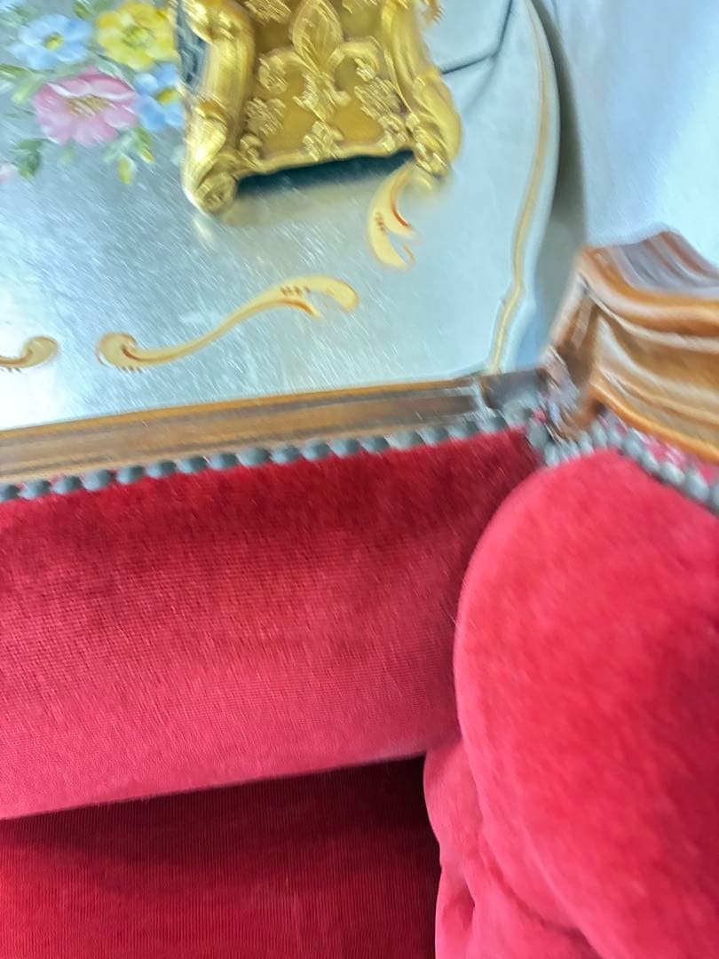 貓脚 クラシック 赤い布張りソファ