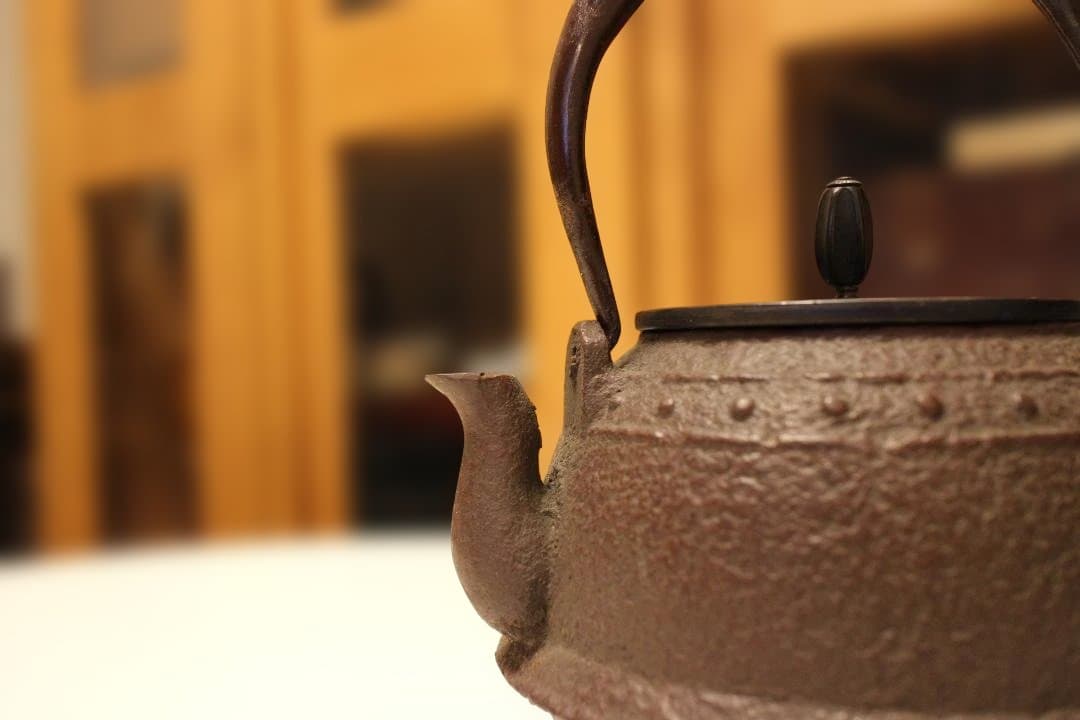 古鉄瓶　　釜師造　小振り鉄瓶　「水漏れなし・状態良好」 　未使用に近い