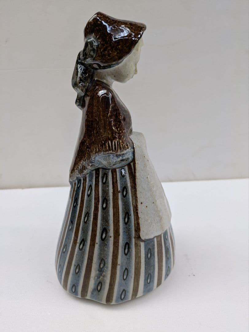 ビング＆グロンダールの大きなヴィンテージ磁器の置物 - 民族衣装を着た女性