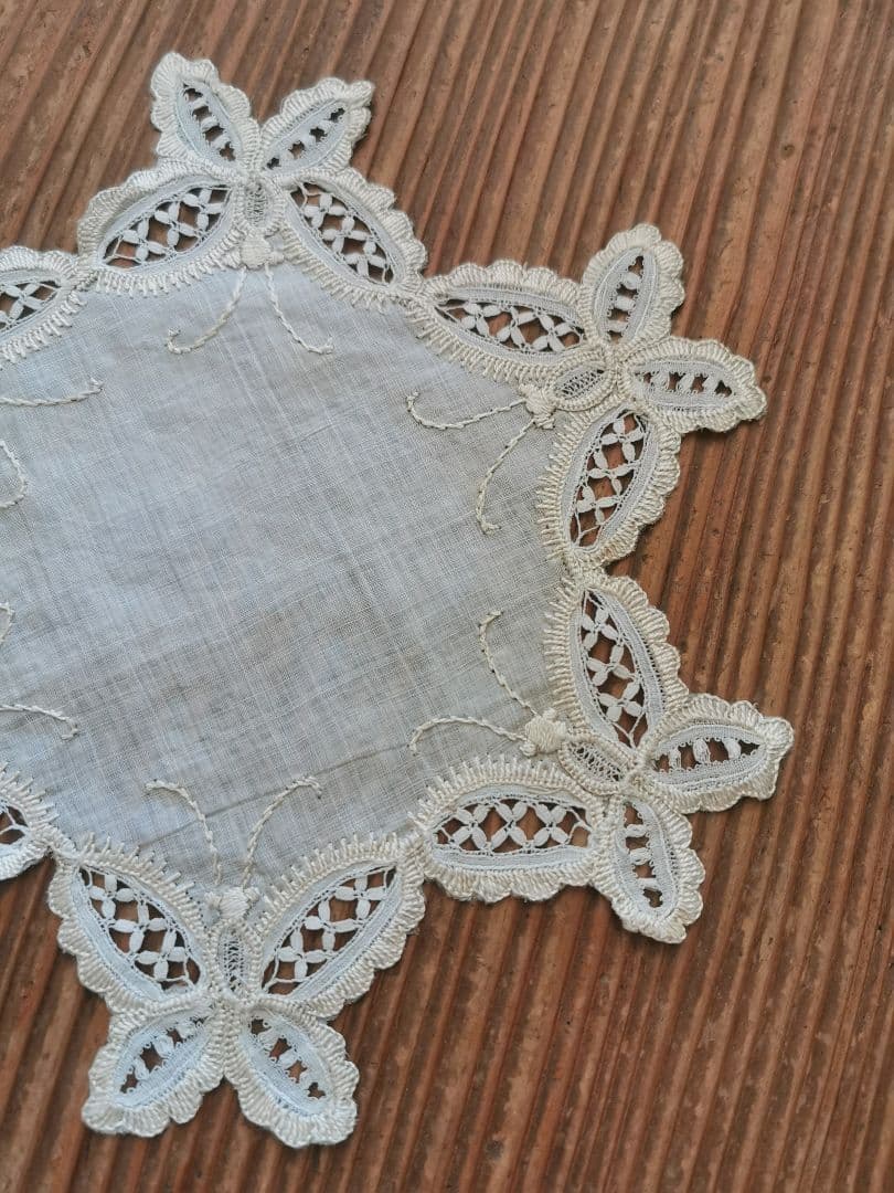 アンティーク シルク イタリア/イギリス 美しいバタフライ刺繍 星花型ドイリー
