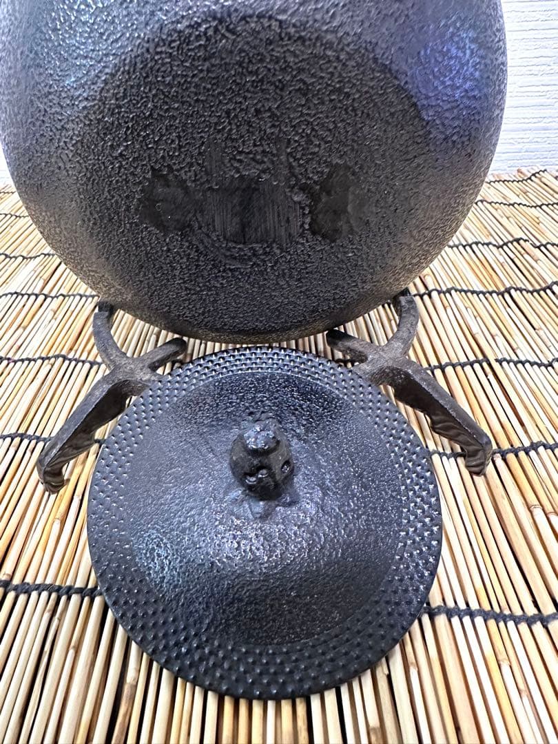 未使用、供箱、栞付　南部虎山工房造前田知行　１２型姥口アラレ　南部鉄瓶　南部鉄器