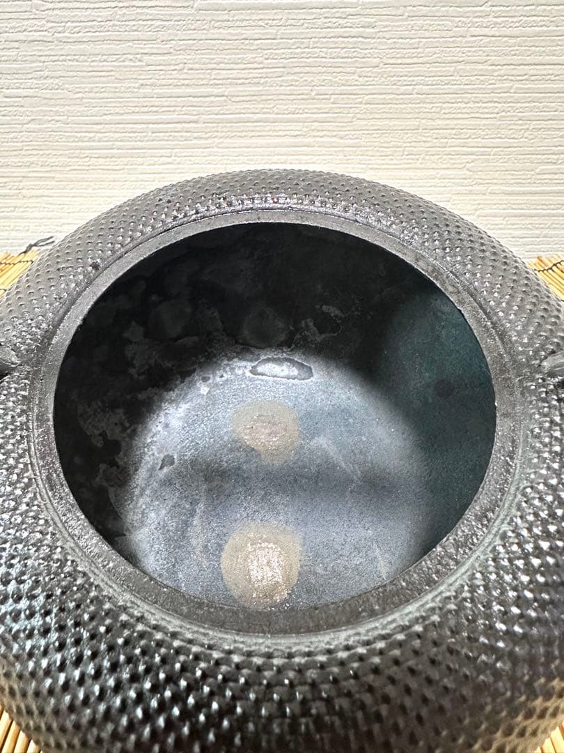 未使用、供箱、栞付　南部虎山工房造前田知行　１２型姥口アラレ　南部鉄瓶　南部鉄器