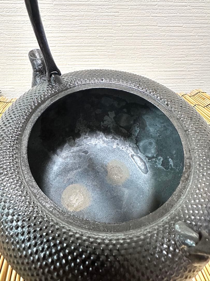 未使用、供箱、栞付　南部虎山工房造前田知行　１２型姥口アラレ　南部鉄瓶　南部鉄器