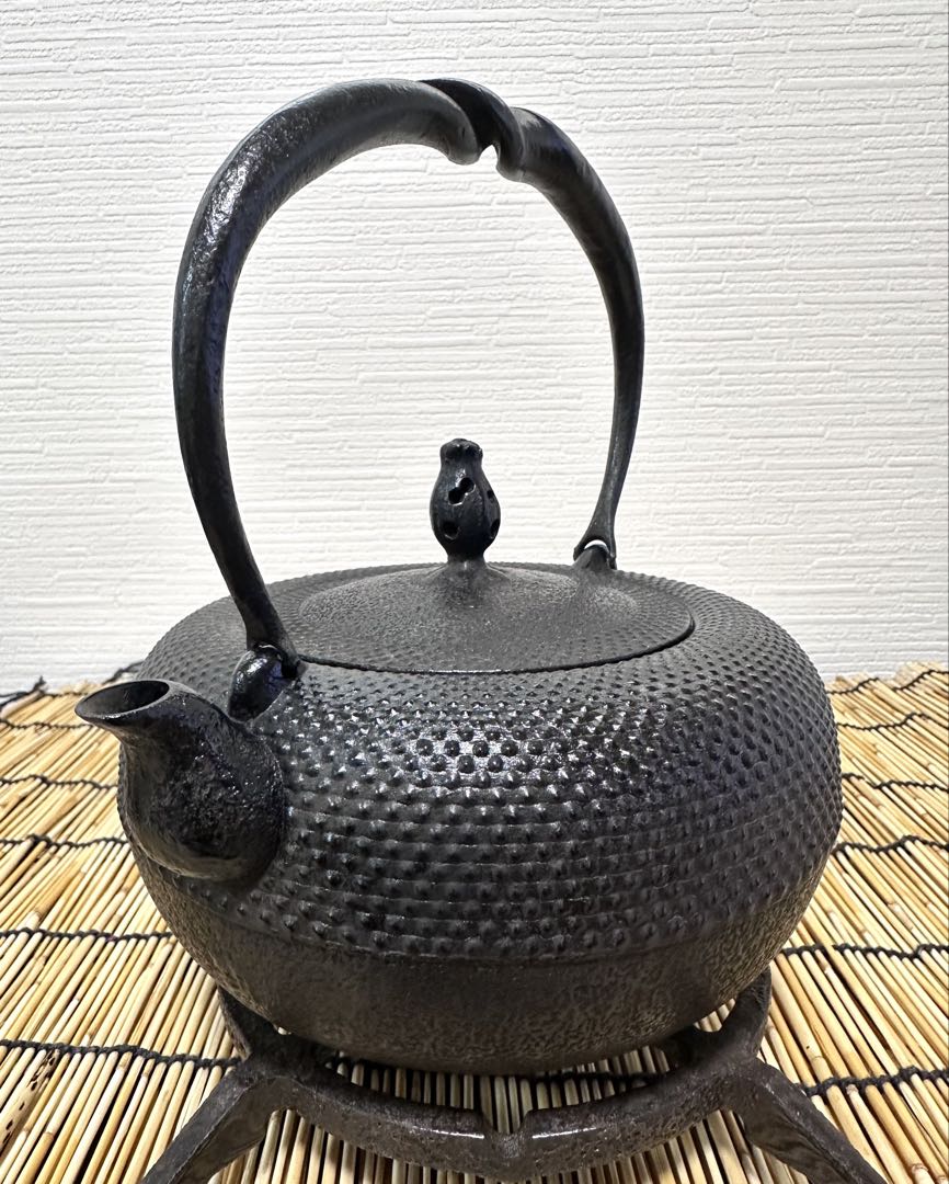 未使用、供箱、栞付　南部虎山工房造前田知行　１２型姥口アラレ　南部鉄瓶　南部鉄器