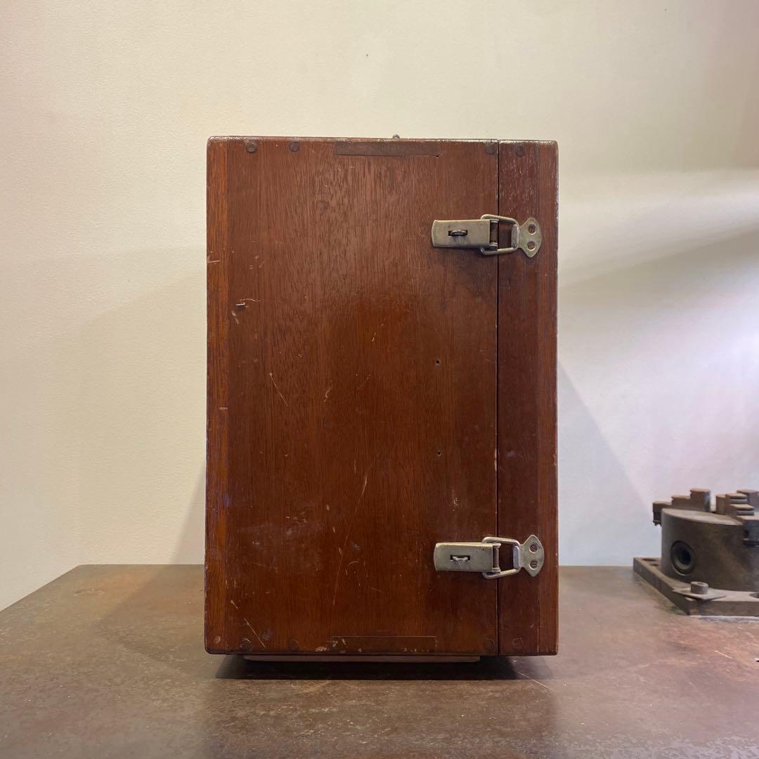 扉と持ち手の付いた古い二段ガラスケース アンティーク