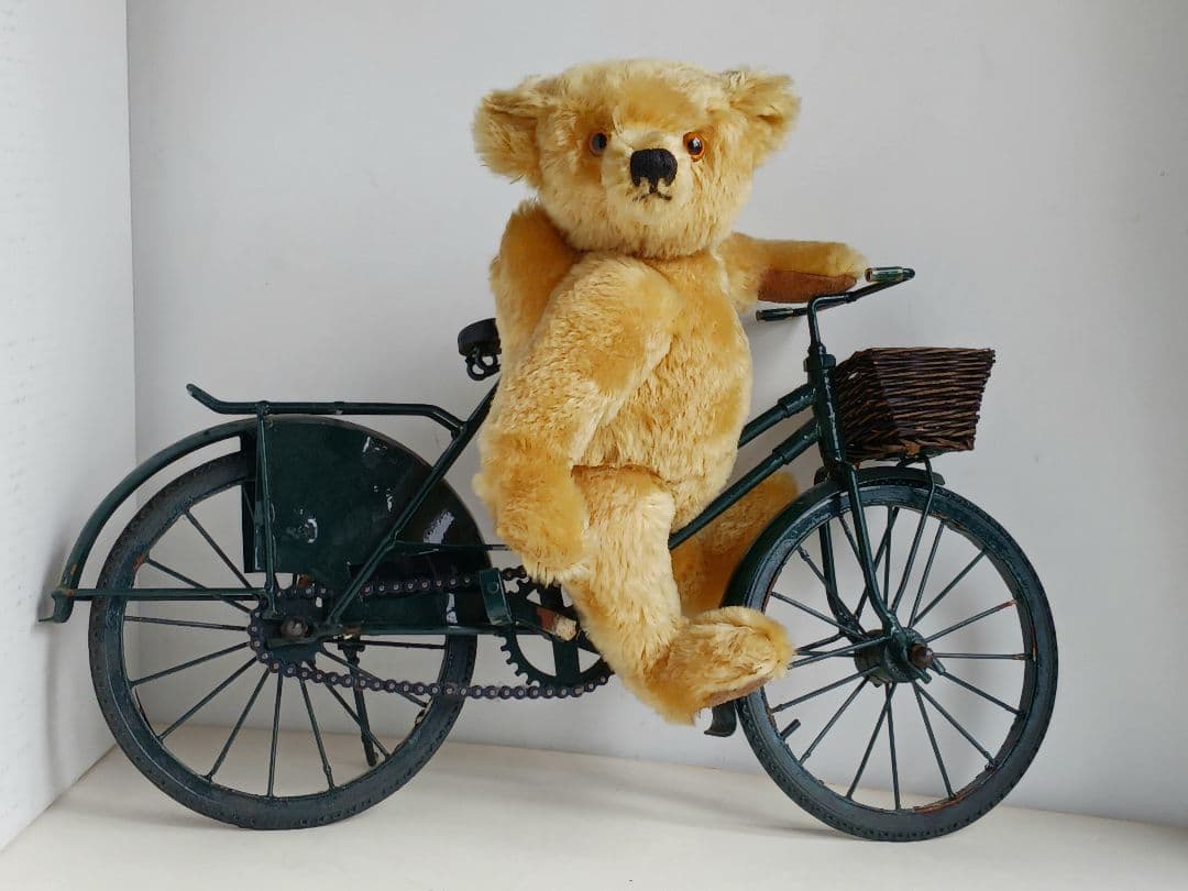 英国　ロンドンの　ASQUTTHSのテディベアとC,R,Hインターのテデイー