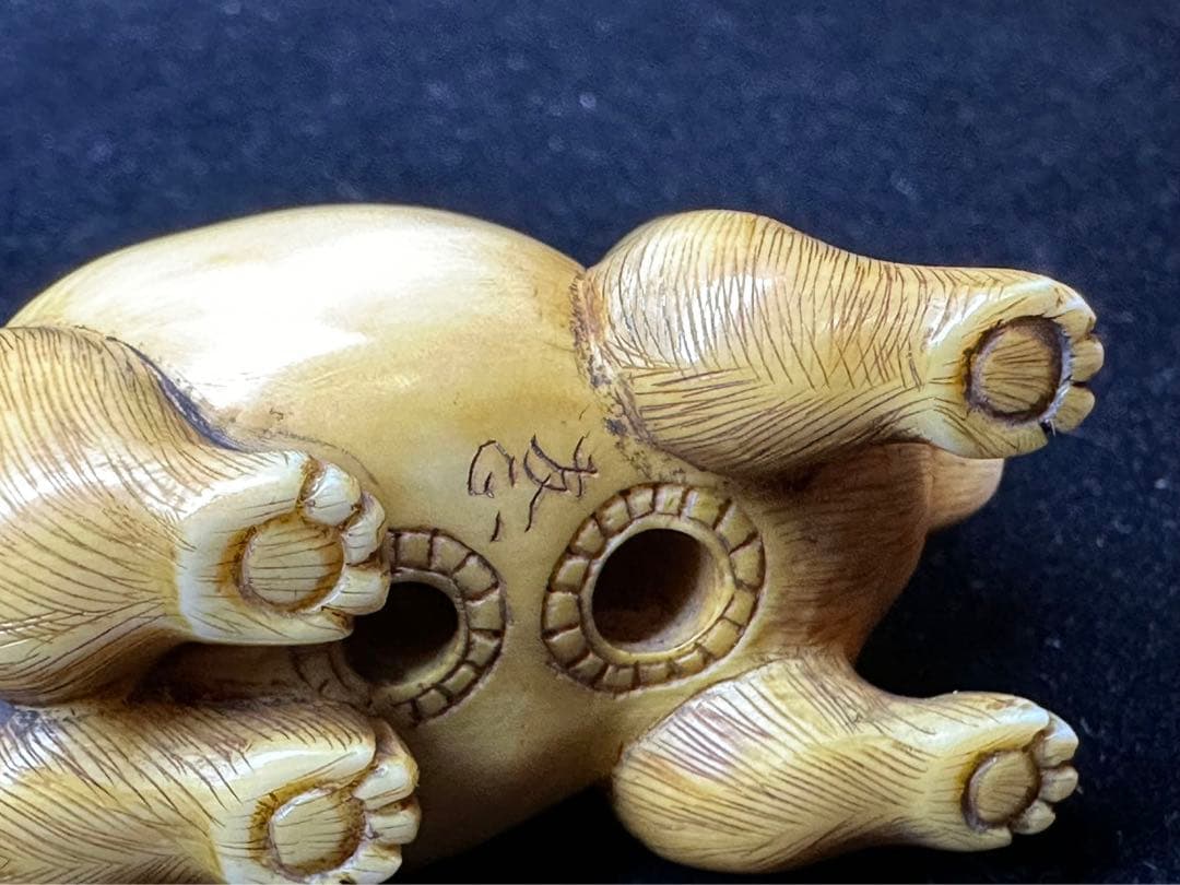 極上　根付　狸　彫刻 置物　細密細工　骨董　アンティーク　在銘