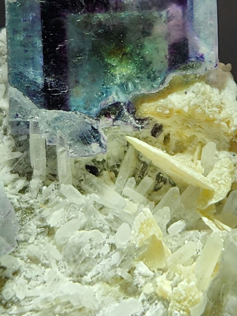 高品質✨美麗ゾーニング フローライト＆ クォーツ＆パイライト共生原石