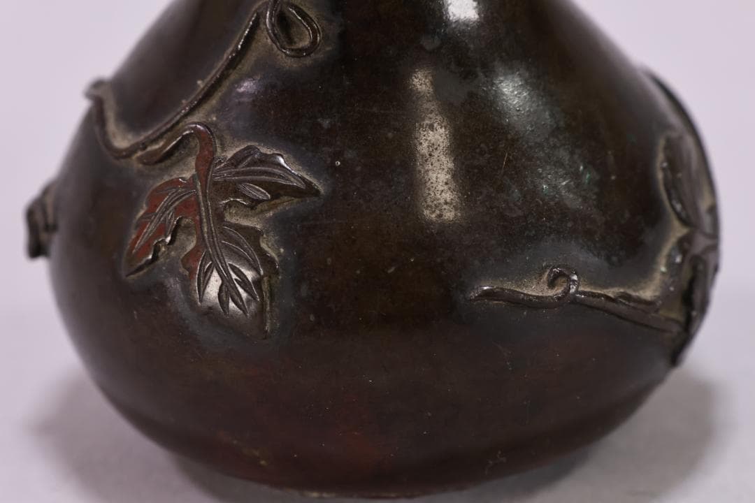 古銅製　赤銅　大明仙徳　瓢箪型　高盛彫刻　蜻蛉蔦紋　置物　一輪挿し　花器　筆立