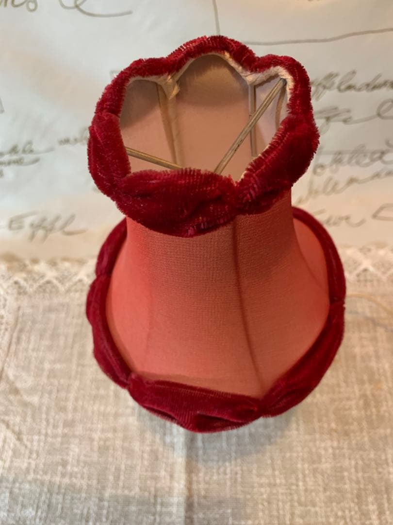 フランス製　アンティーク　スミレ柄の赤いシェードがプードルみたいな可愛いランプ！