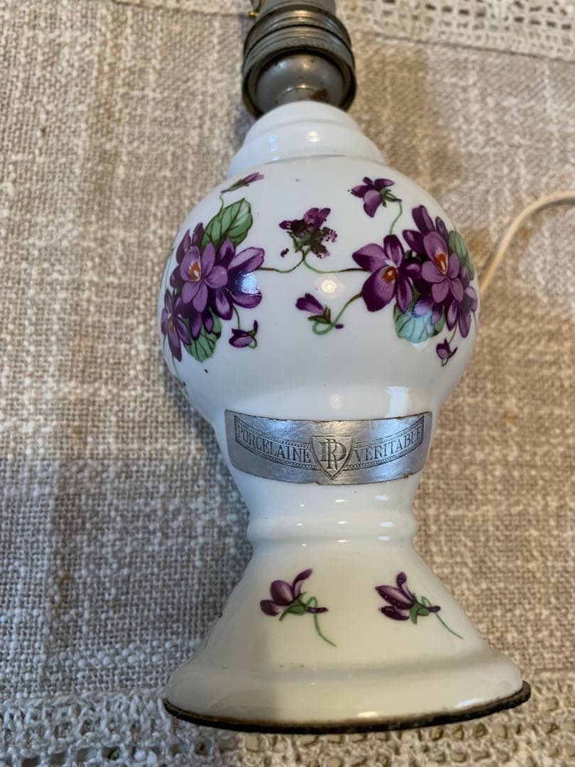 フランス製　アンティーク　スミレ柄の赤いシェードがプードルみたいな可愛いランプ！