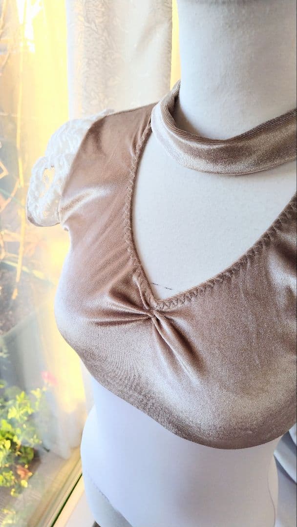 Ｓ～Ｍ／アンティーク風ゴールドベロアとふんわりレース袖チョーカー娘役レオタード