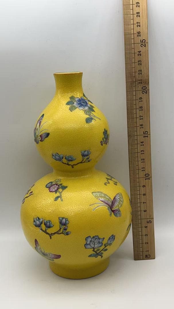 清乾隆時代 【乾隆年製】在銘 琺瑯彩黄地花蝶文葫芦瓶 景徳鎮(Y-2)