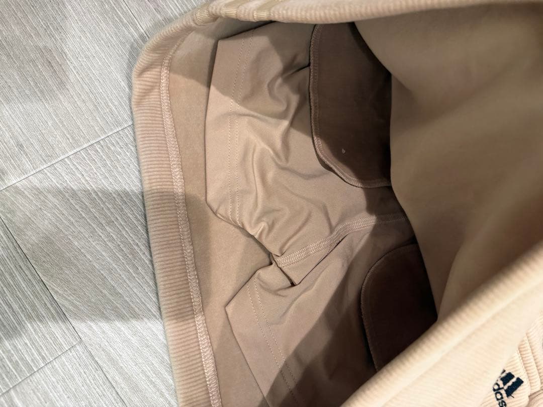 adidas ベージュ ジャケットとスカートセット