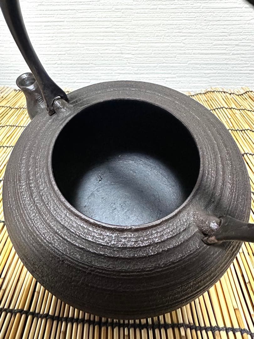 未使用品、供箱等付属品付　岩手県奥州 佐秋鋳造所 佐藤守巨造 真作保証　南部鉄瓶