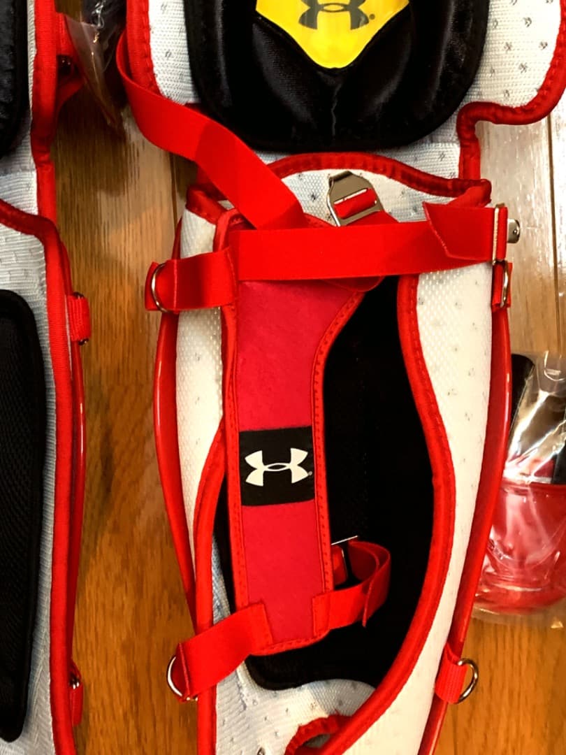 新品2026年アメリカ国内限定発売アンダーアーマー☆キャッチャーレッグガード☆赤