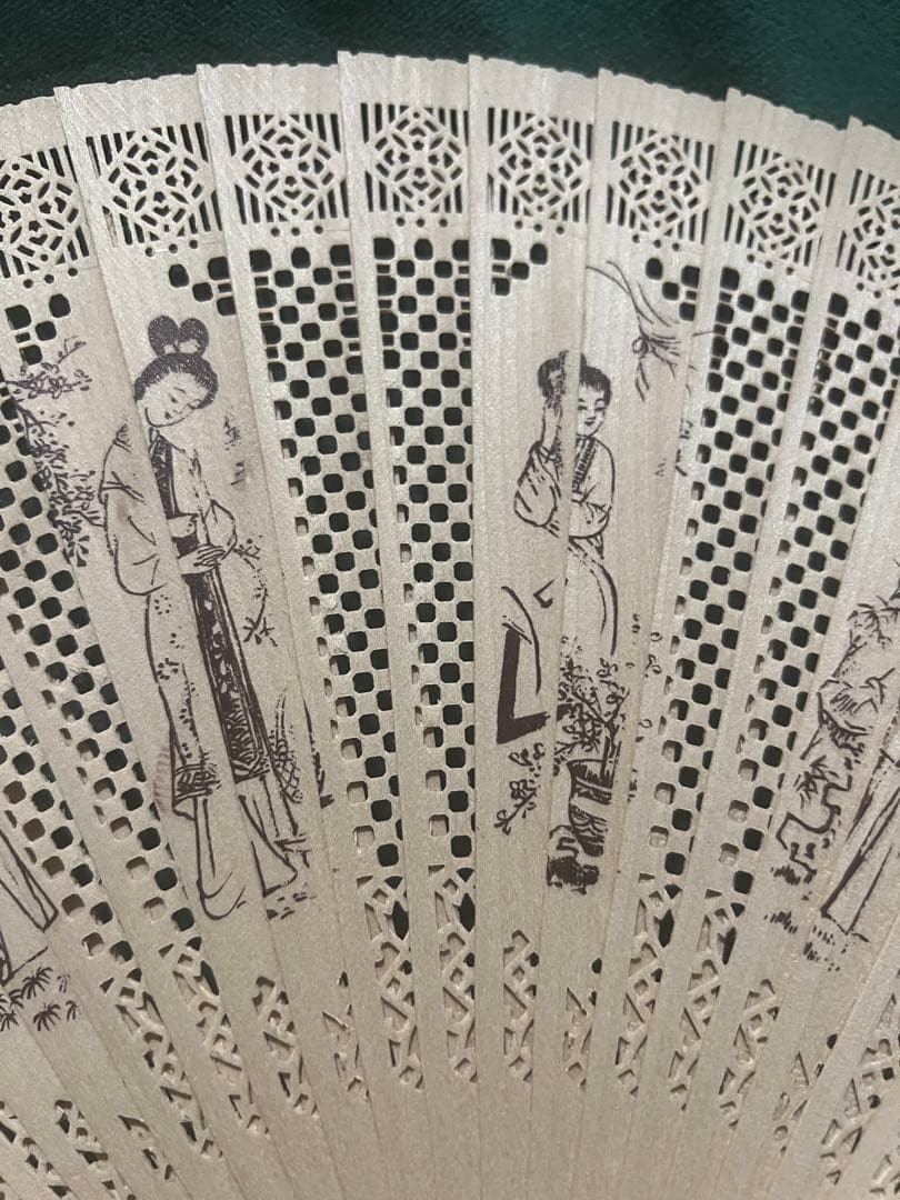 高檔檀香木製扇子 、透かし彫り 扇子 刻有12個中國古代女子