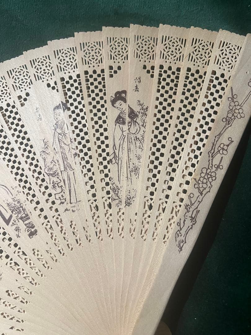 高檔檀香木製扇子 、透かし彫り 扇子 刻有12個中國古代女子