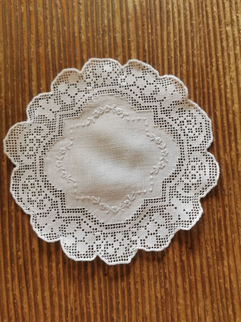 アンティーク フィレレース＆アペンツェル 白糸小花刺繍 フラワー型リネンドイリー