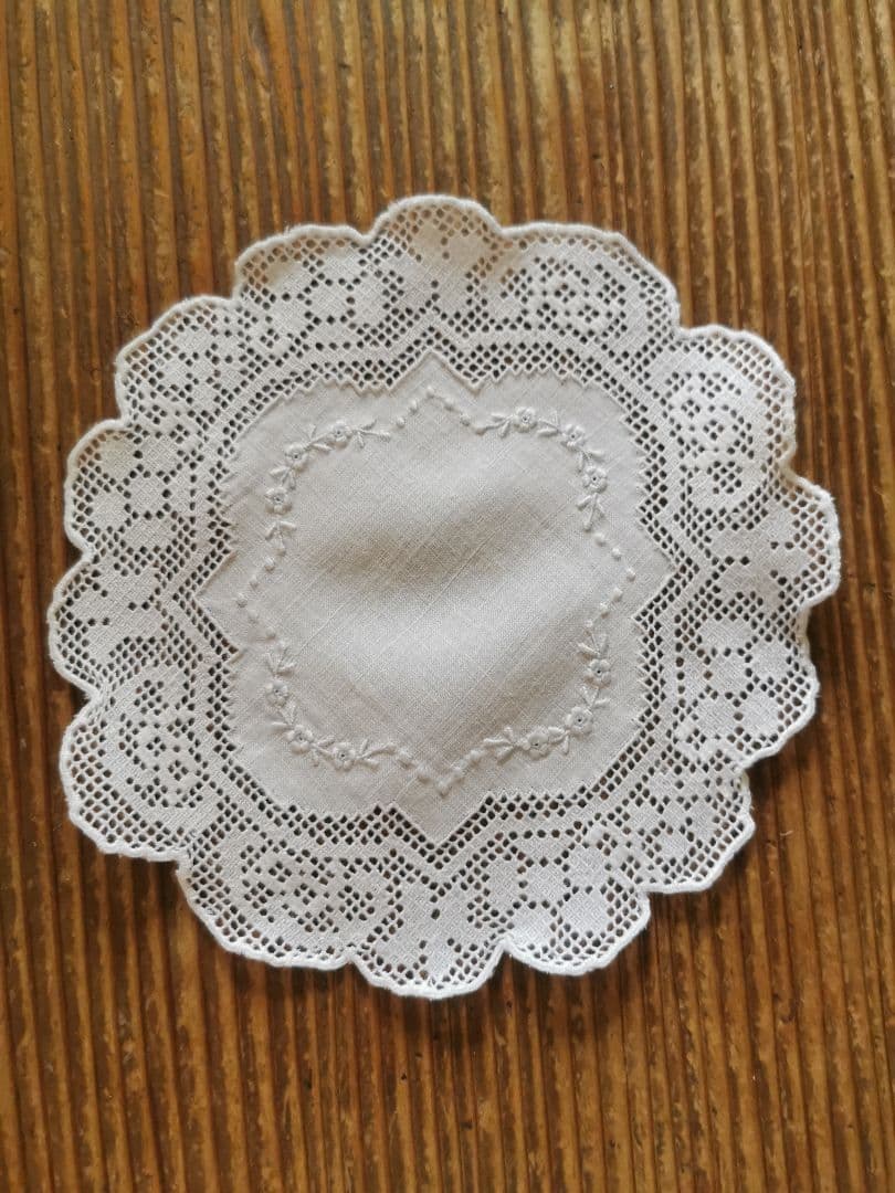 アンティーク フィレレース＆アペンツェル 白糸小花刺繍 フラワー型リネンドイリー