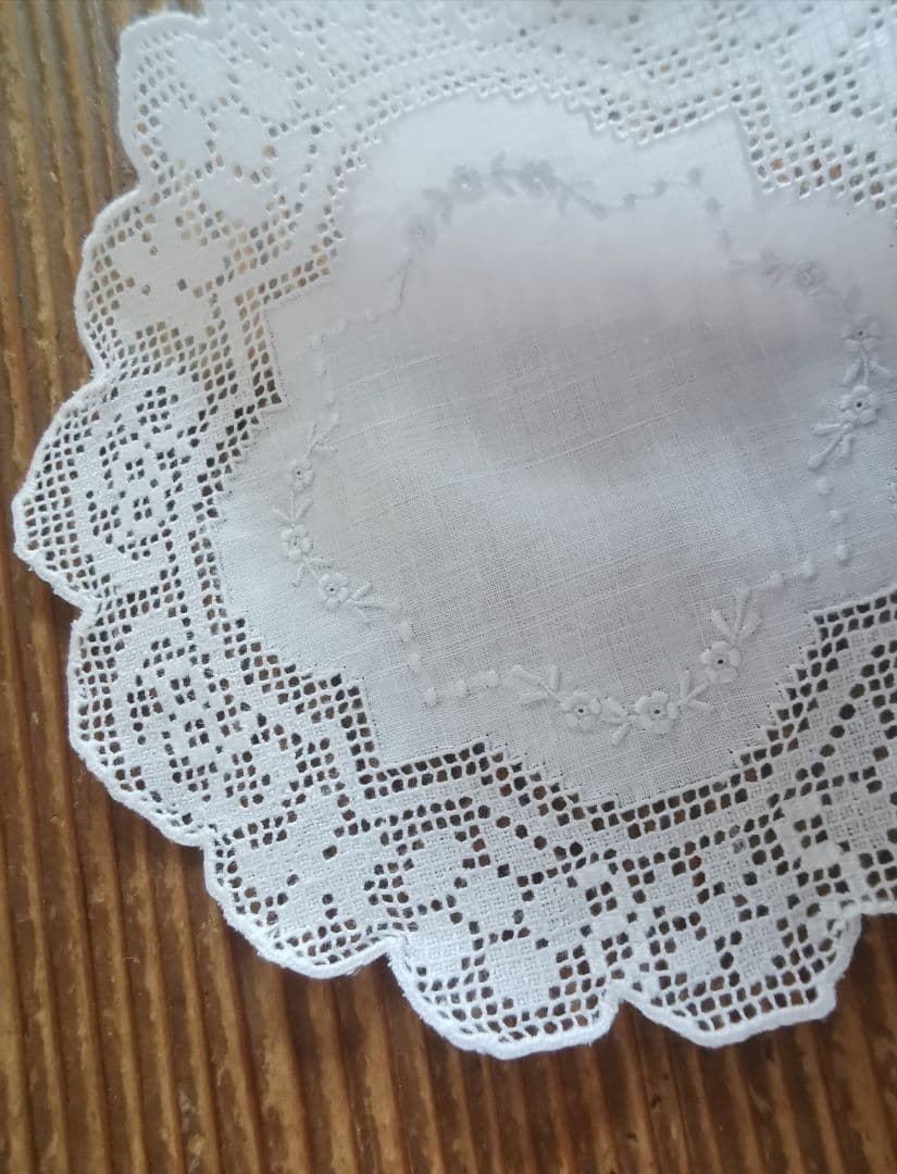 アンティーク フィレレース＆アペンツェル 白糸小花刺繍 フラワー型リネンドイリー