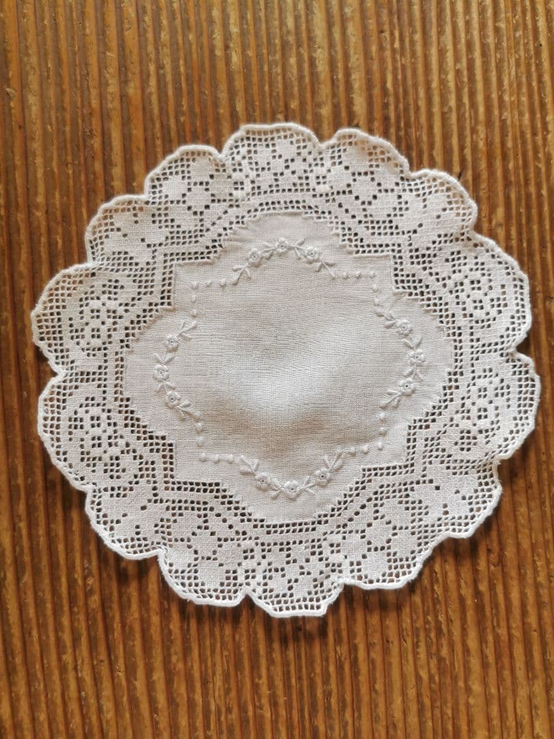 アンティーク フィレレース＆アペンツェル 白糸小花刺繍 フラワー型リネンドイリー