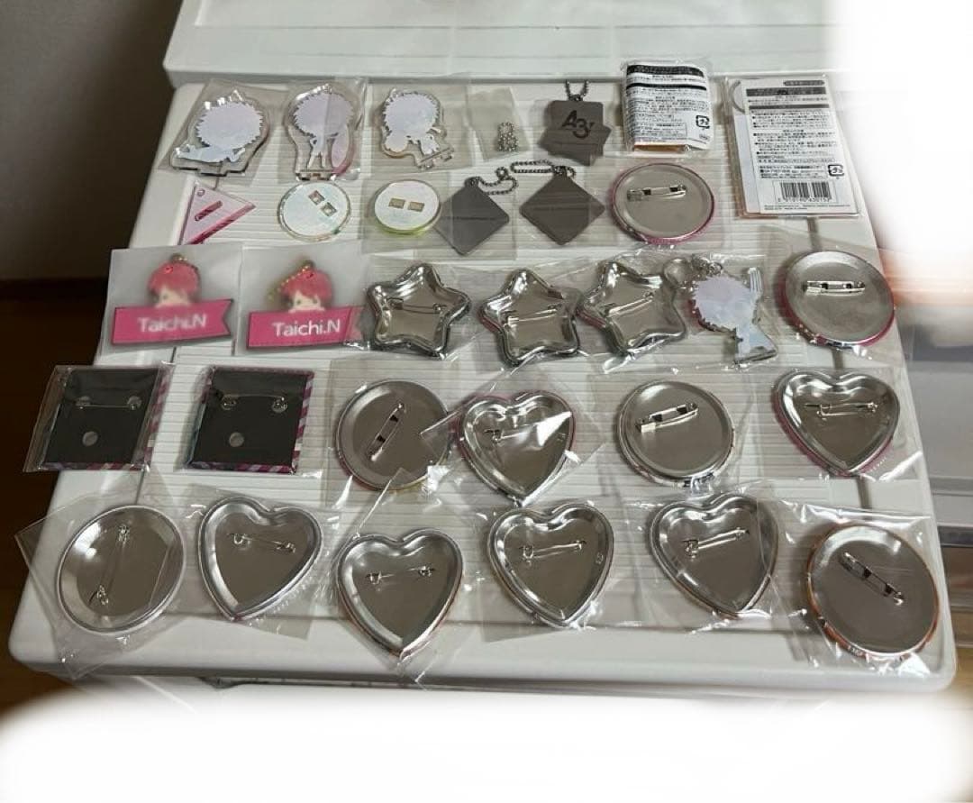 A3!七尾太の缶バッジ、アクリルスタンドのセット