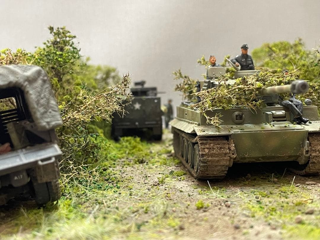 戦車ジオラマ　1/72 ドイツタイガー戦車とUS装甲車+カーゴトラック