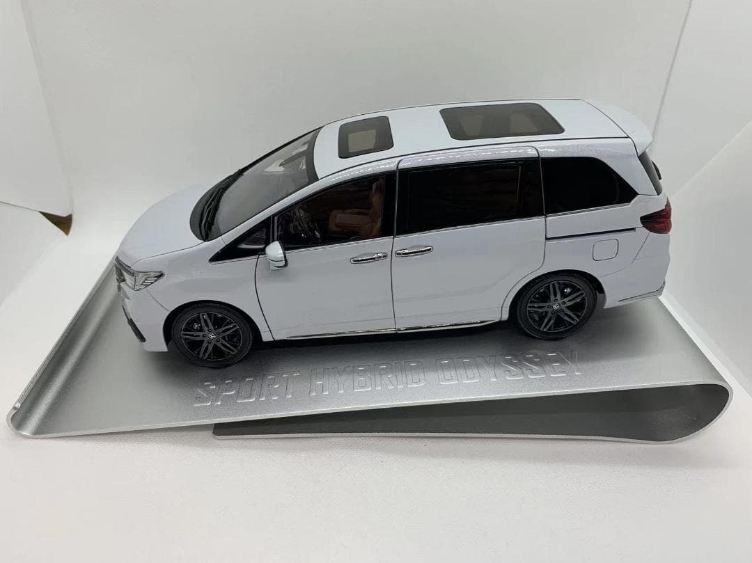 302-001 1/18 ホンダ オデッセイ 2022 ホワイト