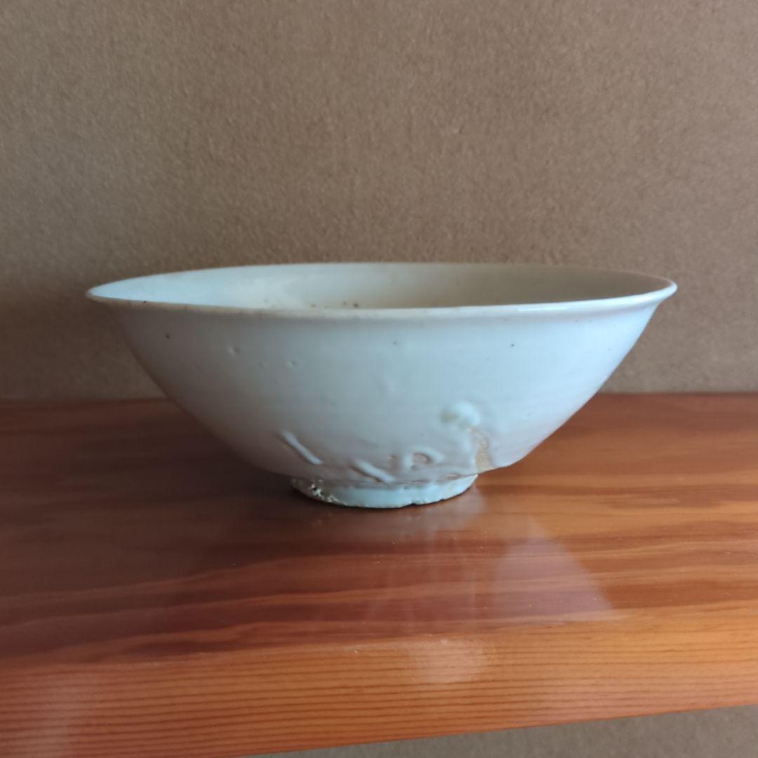 淡い青色の陶器製丸型鉢 骨董品 李朝白磁碗　骨董品　古美術