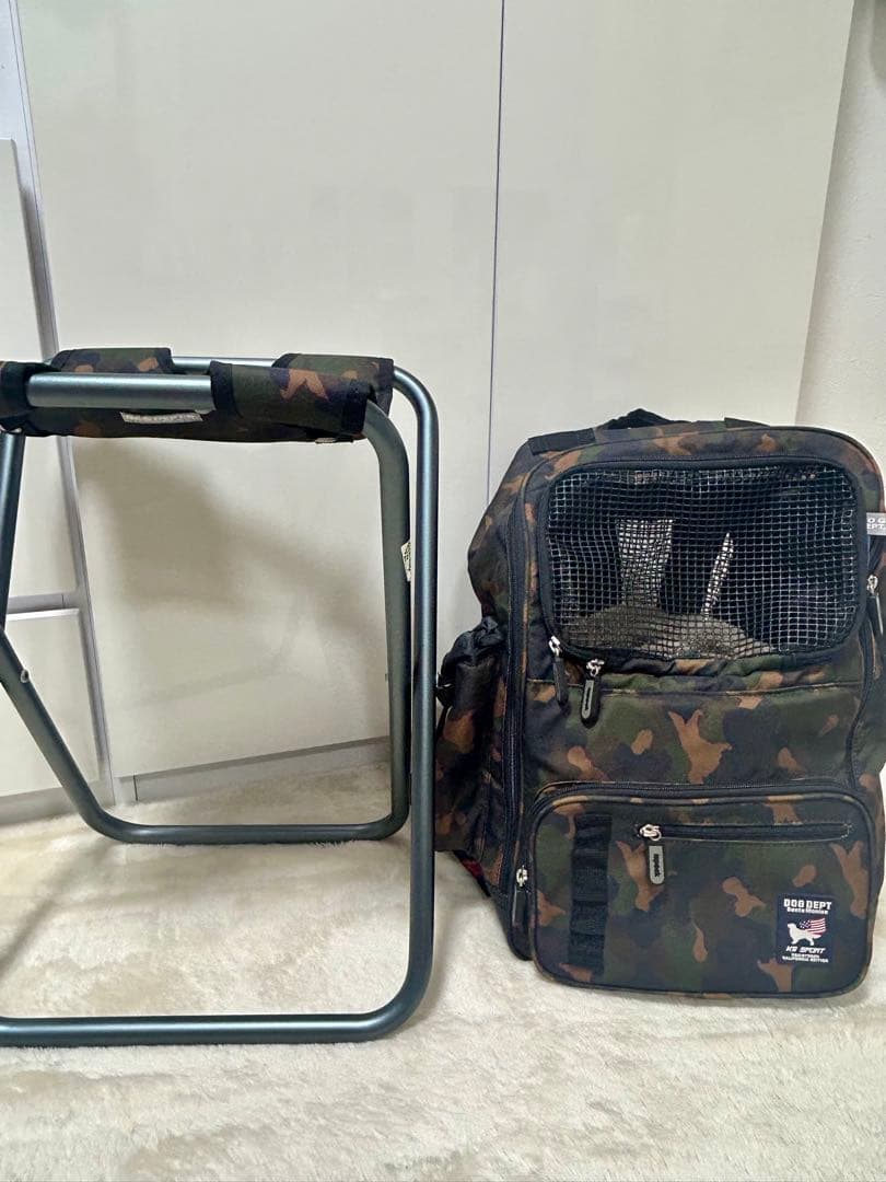 DOG DEPTキャリーバッグリュック　迷彩 カモフラ犬柄　　椅子付き分離可能。