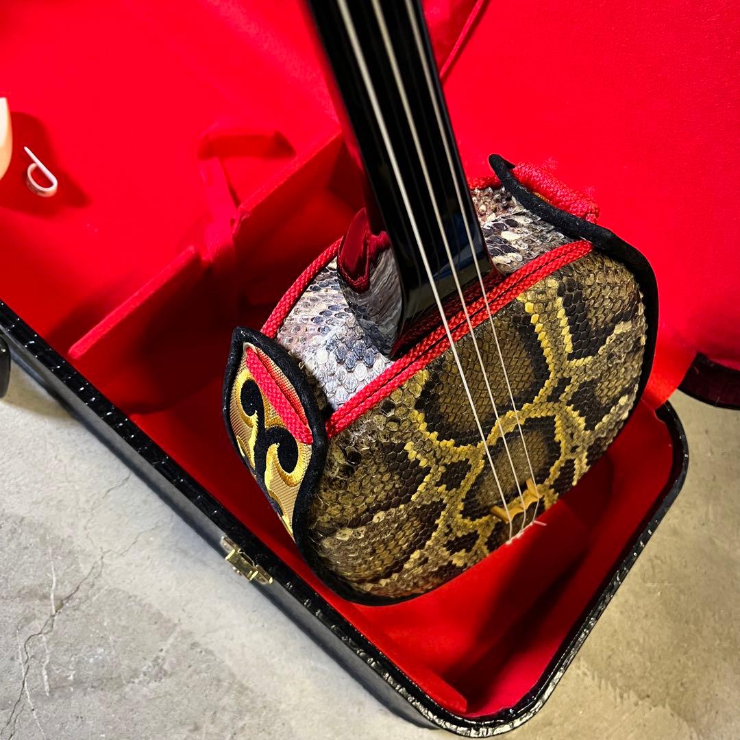 【美品】沖縄 三線 本蛇革 強化張り 黒塗り棹 蛇皮 ハードケース 爪 守礼印